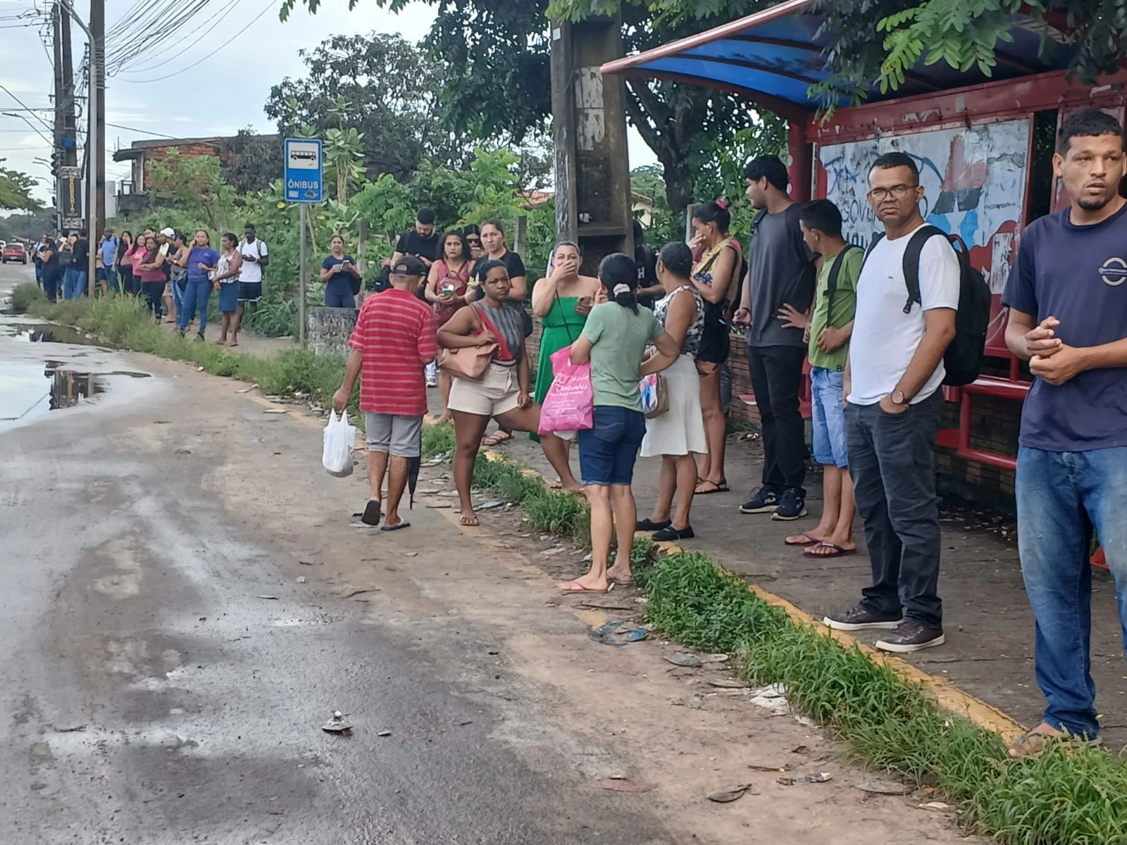 Greve de rodoviários do sistema semiurbano causa transtornos. (Foto: Juvêncio Martins/TV Mirante)