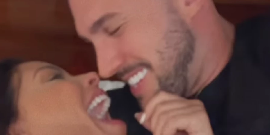 Arthur Picoli em clima de romance Ivy Moraes.