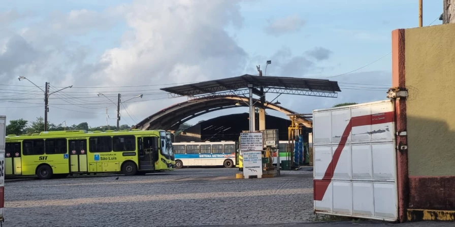Ônibus do sistema semiurbano estão há três dias parados nas garagens.