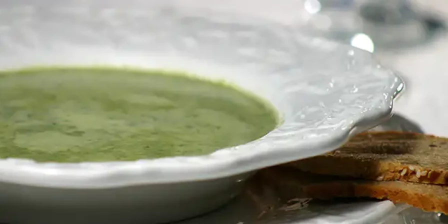 Sopa cremosa de brócolis e couve-flor.