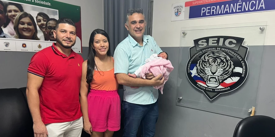 Policiais civis conseguiram salvar bebê que estava se engasgando.