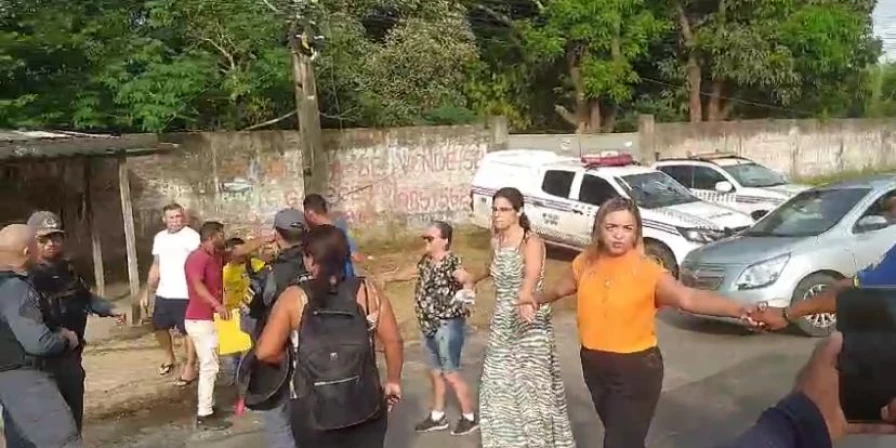 Equipes da Polícia Militar do Maranhão (PMMA) foram acionadas ao local para acompanhar a situação.