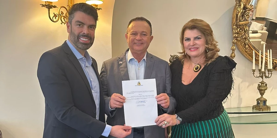 Maria da Graça Amorim recebe nomeação das mãos de Brandão, ao lado do filho Gustavo Amorim, desembargador federal