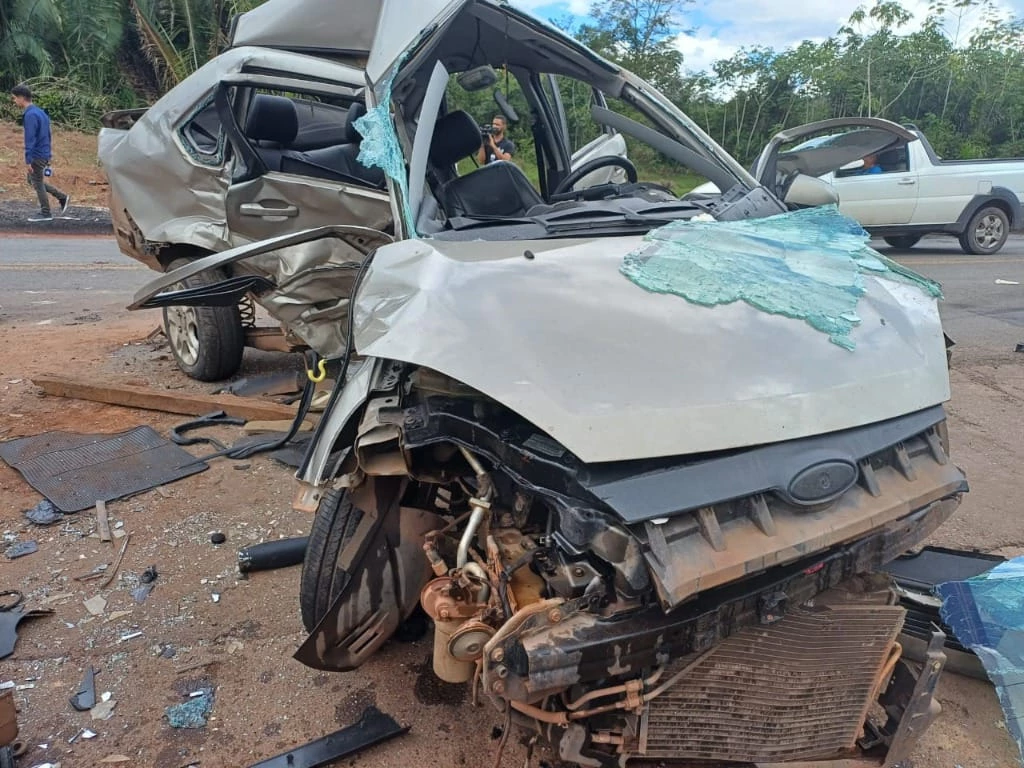 Carro onde os suspeitos estavam ficou totalmente destruído. (Foto: Divulgação / PRF)