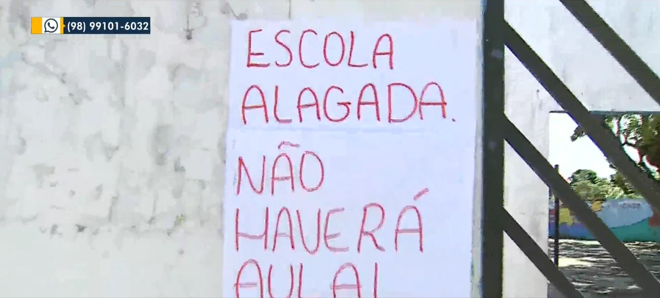 Aviso na porta da escola informa suspensão das aulas. (Foto: Reprodução / TV Mirante)