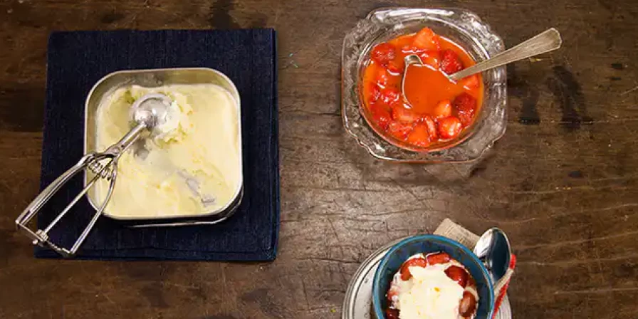 Morango flambado com sorvete de creme.