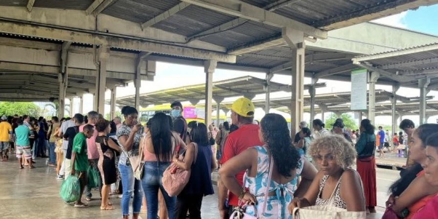 Grandes e demoradas filas no Terminal da Praia Grande.