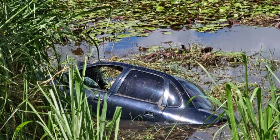 Veículo caiu dentro de lago às margens da BR-222.