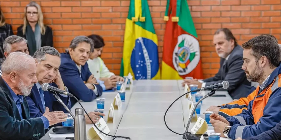 O presidente Luiz Inácio Lula da Silva reúne-se com o governador do Rio Grande do Sul, Eduardo Leite, e anuncia novas medidas de assistência ao estado.