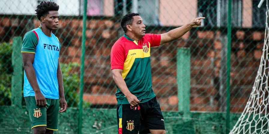 O técnico Zé Augusto orienta jogadores do Sampaio Corrêa em treino no CT José Carlos Macieira.