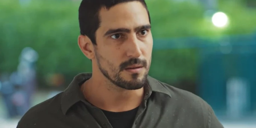 Tom (Renato Góes).