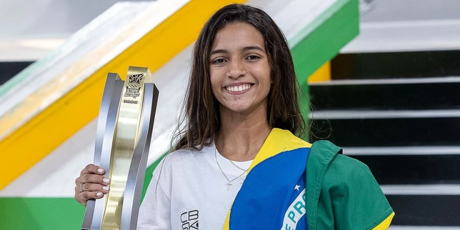 Rayssa Leal após a cerimônia do pódio na China