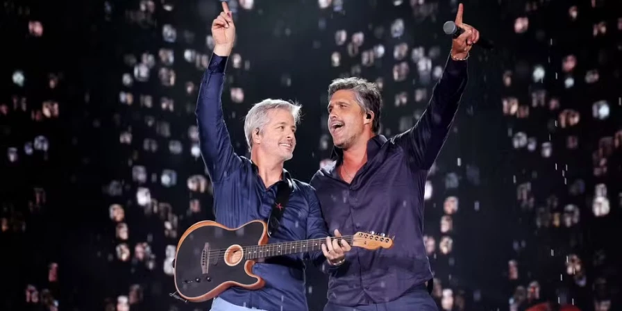 Victor e Léo no palco