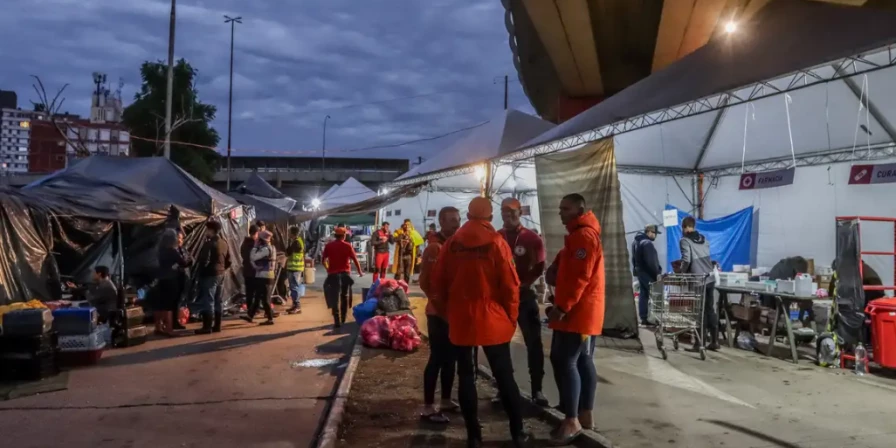 O primeiro lote, no valor total de R$ 174 milhões, é destinado às 34.196 famílias que primeiro se cadastraram junto às prefeituras gaúchas e tiveram as informações validadas.