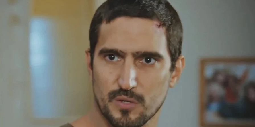 Tom (Renato Góes)