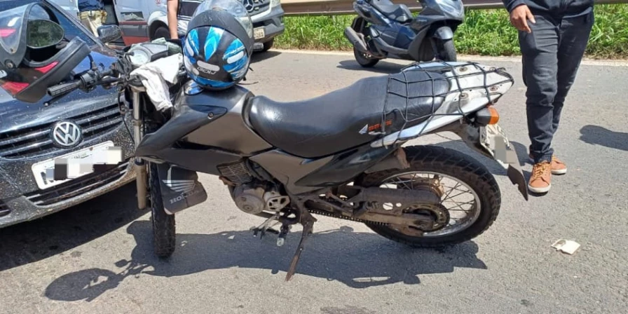 Após o acidente, o motociclista foi socorrido e levado para um hospital da região.
