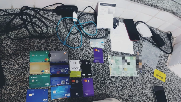 Cartões encontrados com a suspeita. (Foto: Divulgação)