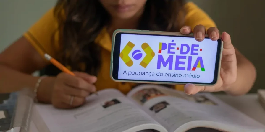 A parcela paga em um mês é sempre referente à frequência em meses anteriores e leva em conta um cálculo contínuo.
