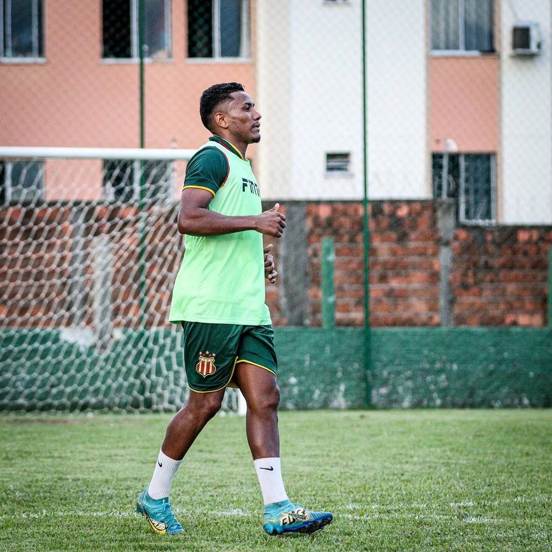 Maurício é maranhense e é opção para a lateral-direita com a ausência de Rafael Luiz (Crédito: Ronald Felipe)