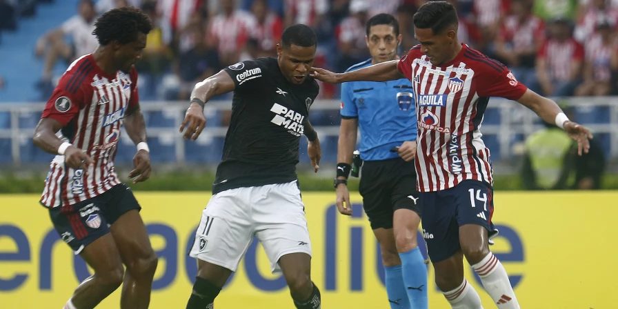 Lance da partida entre Junior Barranquilla e Botafogo, pela Copa Libertadores.