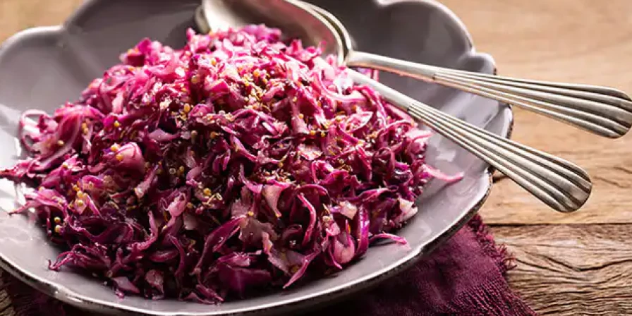 Salada de repolho macerado com cominho e mostarda.