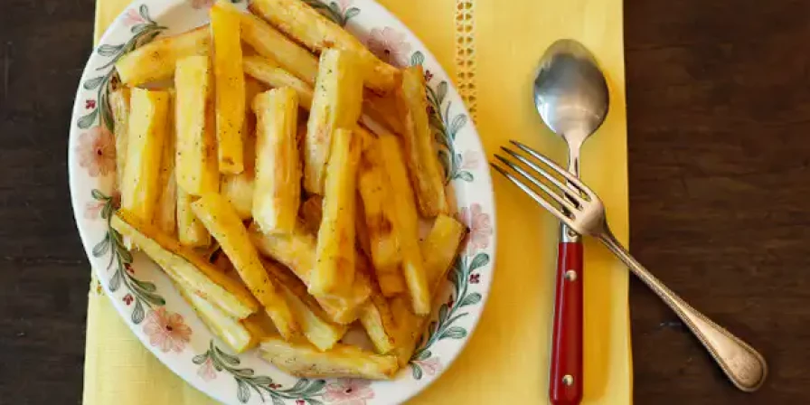 Aprenda a fazer palitos de mandioca assada.
