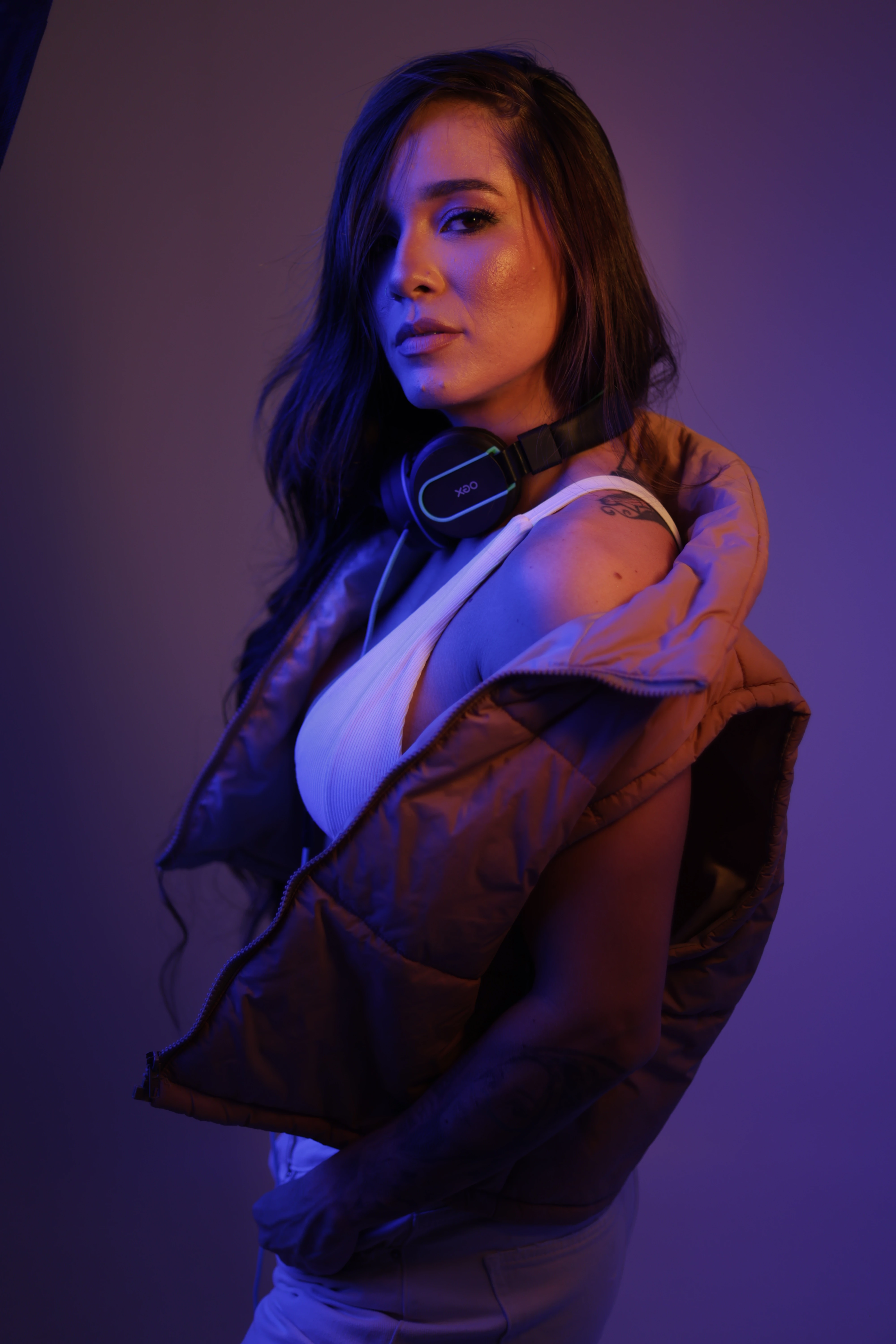 CLICK DA DJ Amanda Tavares, que na noite deste sábado, primeiro dia de junho, vai tocar na festa Tequila Funk House, evento que abrirá a temporada de eventos no mês junino no Casarão Colonial, Centro Histórico de São Luís, reunindo a juventude dourada e animada da capital maranhense. Amanda fará sua estreia no espaço em grande estilo. Ela, que tem 26 anos de idade e toca há 7, incrementa os eventos com muita música eletrônica, com destaque para as nuances do deep house, house e tech house