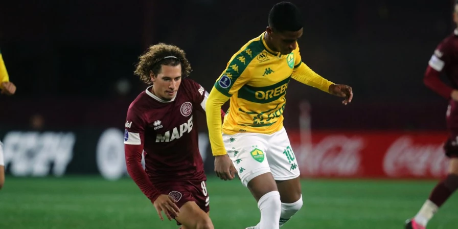Lance da partida entre Lanús e Cuiabá, pela Copa Sul-Americana.