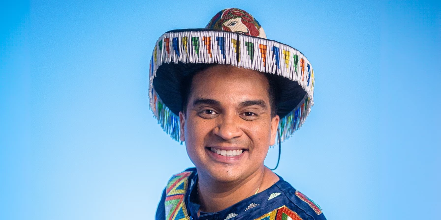 Em forma de homenagem, o artista vai levar para o palco, a inspiração e o colorido bordado do Boi de Santa Fé, que este ano comemora 36 anos de tradição e resistência.