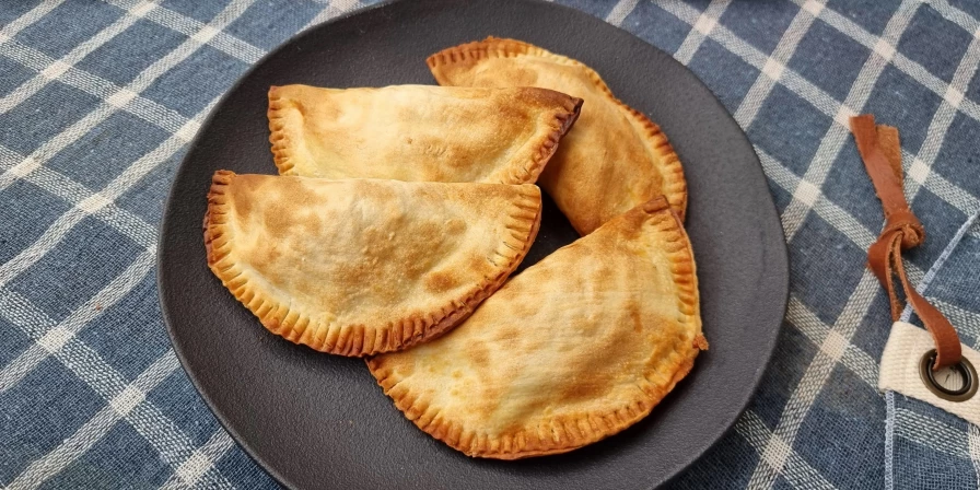 AlĂ©m de frango e mussarela, vocĂª tambĂ©m pode rechear os seus pastĂ©is com leite condensado e coco, queijo coalho, requeijĂ£o, queijo minas e o que mais gostar.