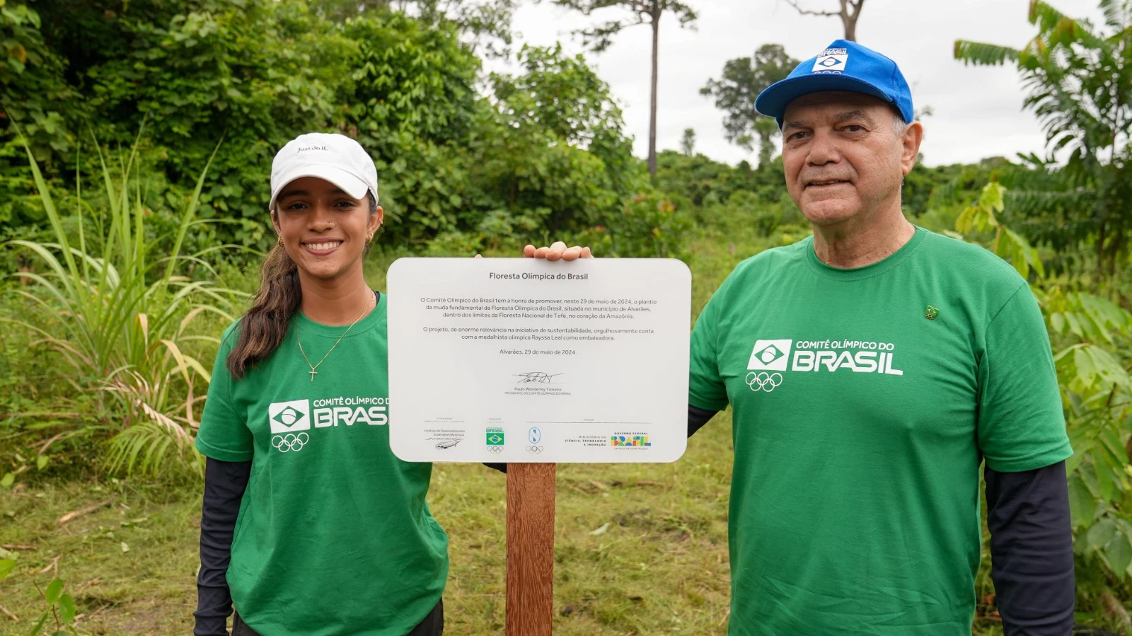 Rayssa Leal e o presidente do COB, Paulo Wanderley, no lançamento do Floresta Olímpica do Brasil. (Foto: Marina Ziehe/COB)