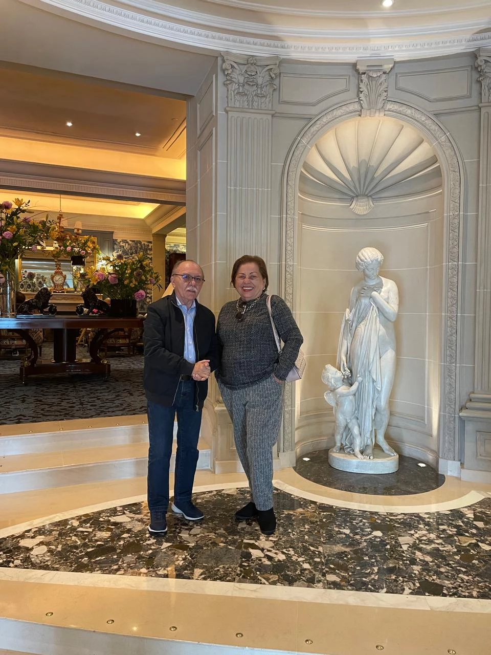 Célia e Maurício Feijó são hóspedes de um belo hotel de Genebra, na Suíça, na viagem que fazem como representantes da Fecomercio-MA em evento internacional