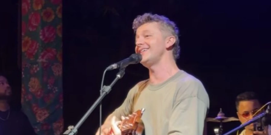 Lucas Lima cantou durante o luau realizado por Thaynara OG em Barreirinhas
