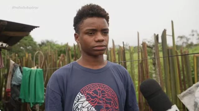 Dois anos depois, Gabriel trabalha como jovem aprendiz. (Foto: Reprodução/TV Globo)