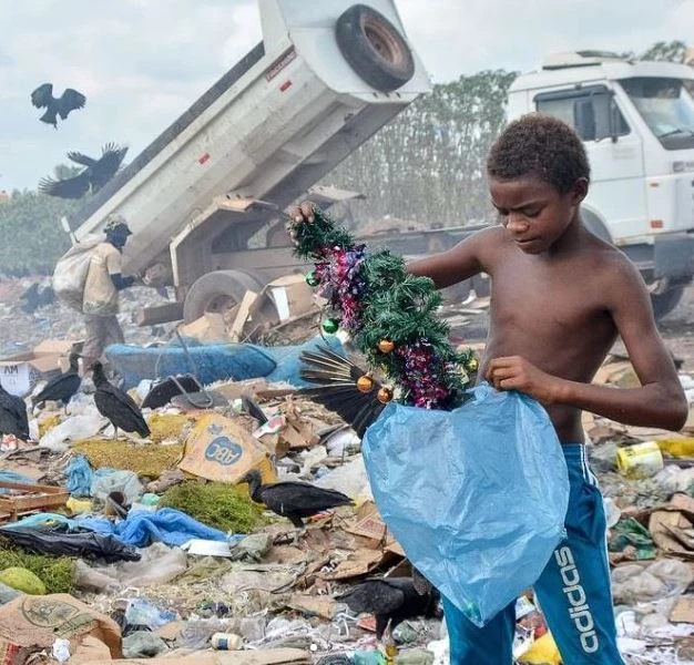 Gabriel foi fotografado em 2021 no momento em que encontrou árvore de Natal em lixão. (Foto: João Paulo Guimarães/Reprodução/Rede social)