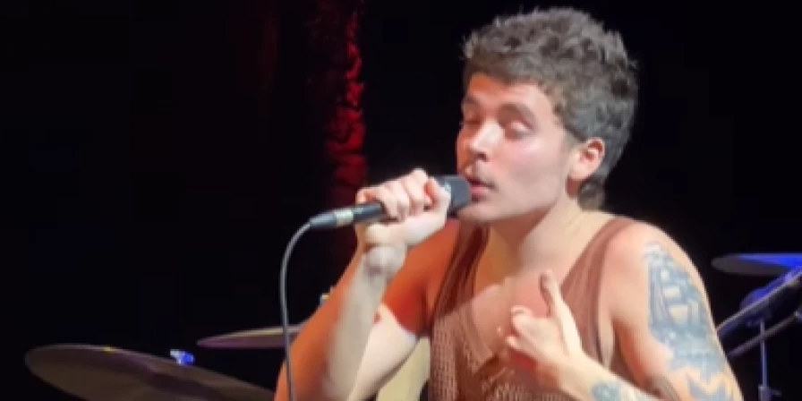 João Lucas durante apresentação musical em luau promovido por Thaynara OG.