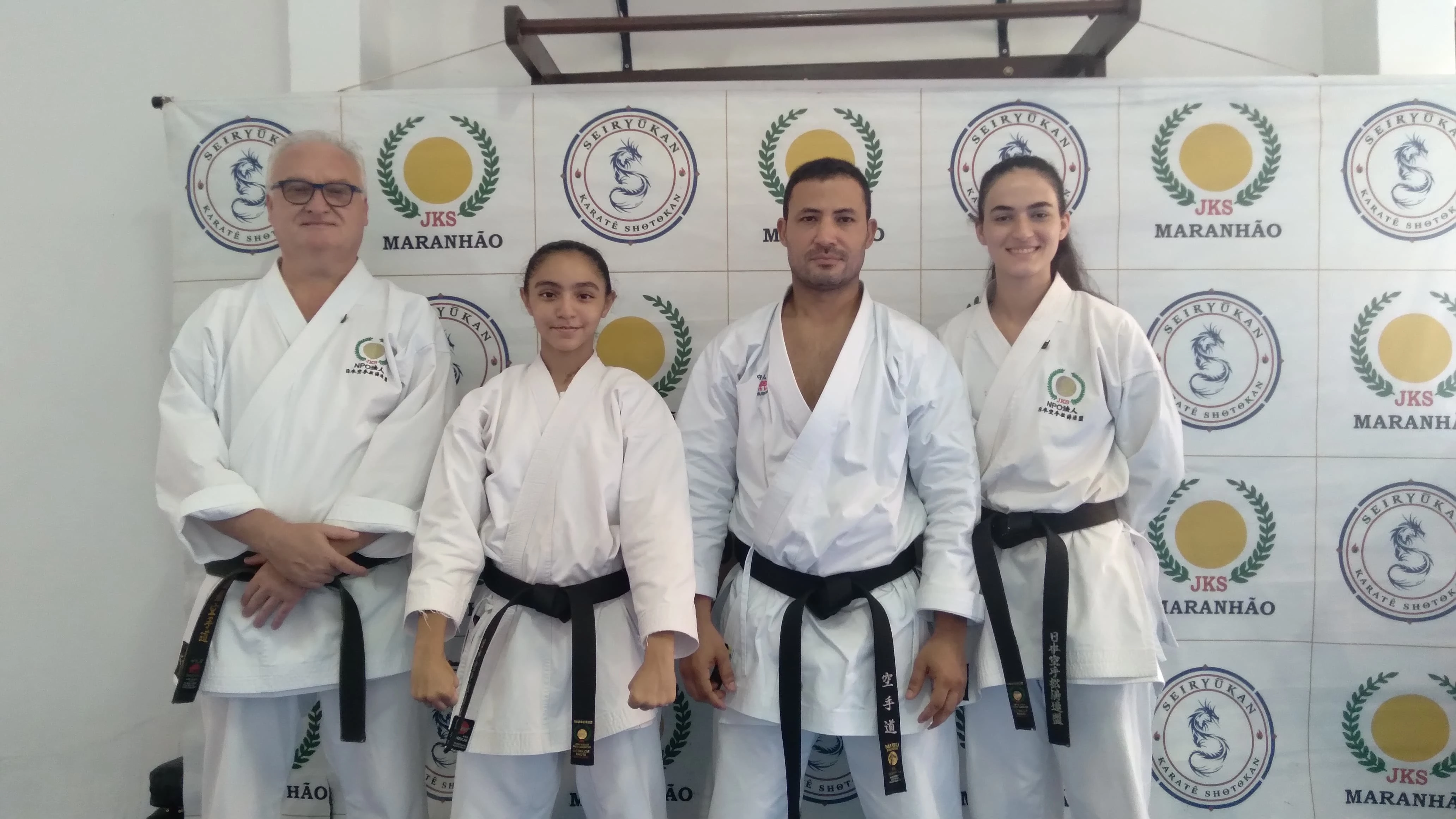 Sensei Radhyja do Carmo com o Sensei Gilbert Demousseau , o Sensei Marcos Mota e o Sensei Garance Demousseau, da academia Seyriukam.
