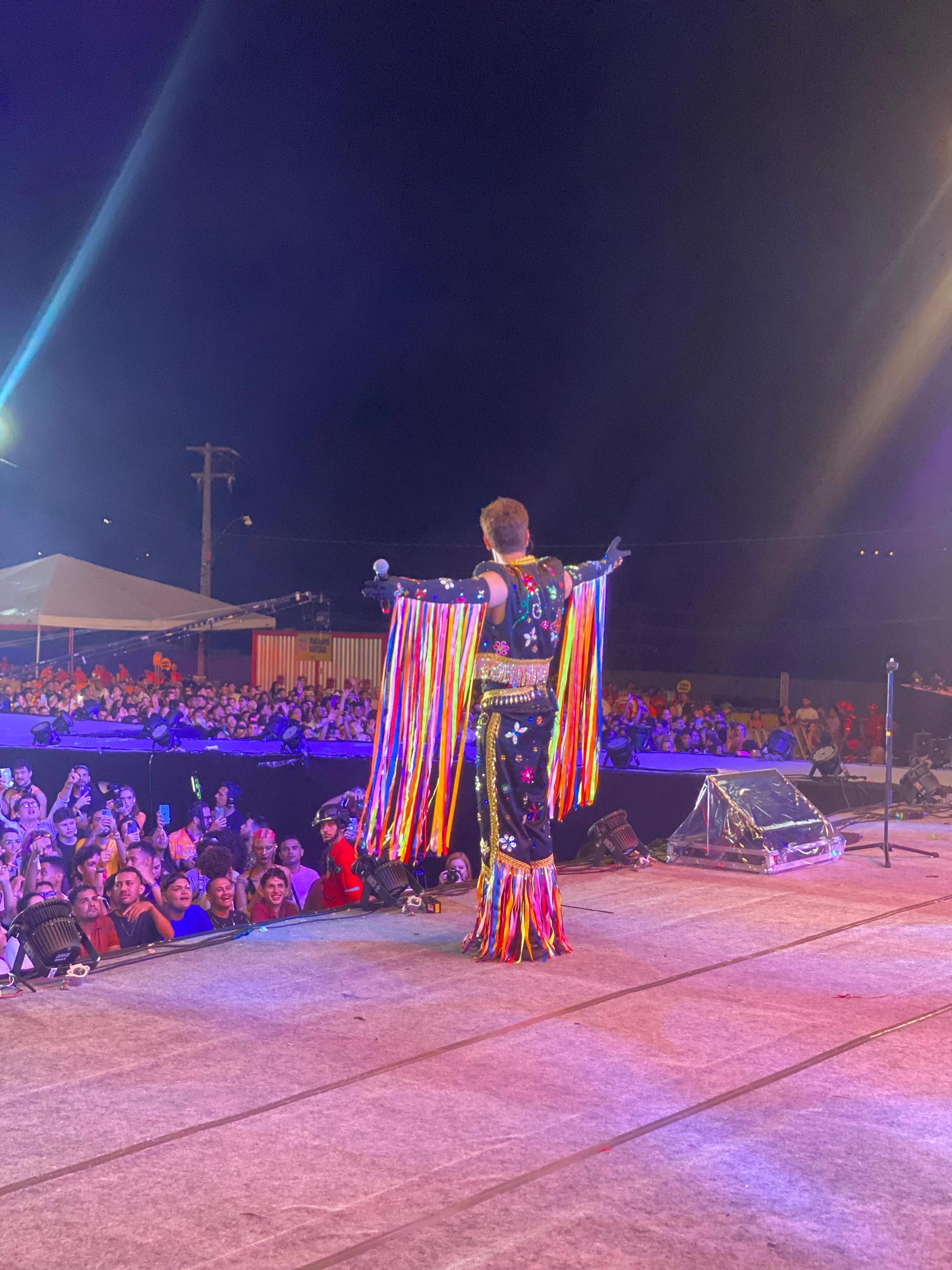 Usando um figurino com elementos do São João, como as fitas do caboclo de fita, o cantor homenageou a cultura maranhense. / Foto: Anne Cascaes/Imirante.com.