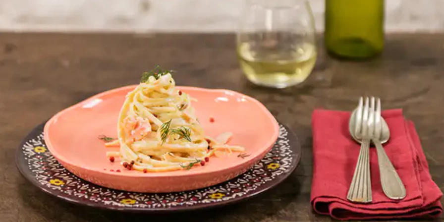 Macarrão com salmão defumado.