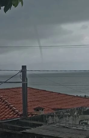 Tromba d'água se forma em praia da Grande São Luís.