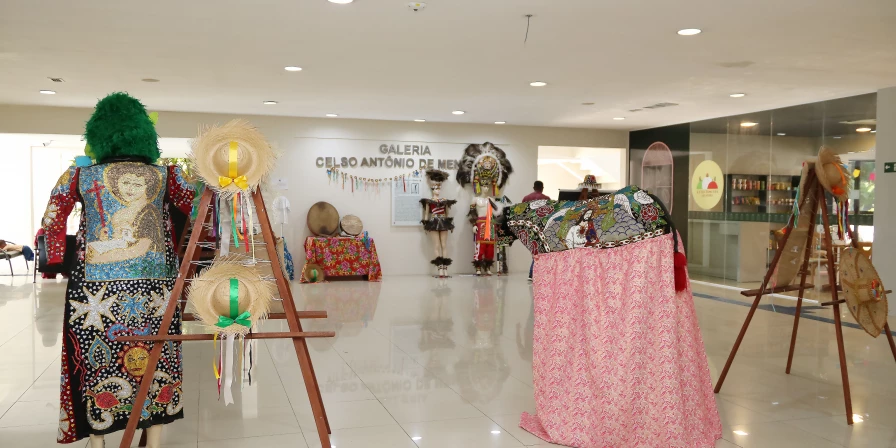 Fórum de São Luís faz exposição com personagens do bumba-meu-boi.
