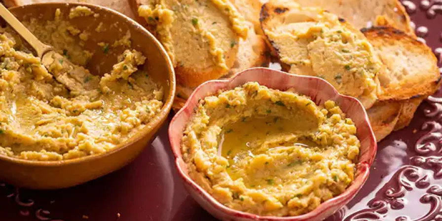Pasta de grão-de-bico com azeite.