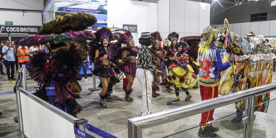 Os turistas que desembarcam em São Luís estão sendo recepcionados com muita festa junina, um momento especial proporcionado pela Secretaria de Turismo do Estado (Setur),