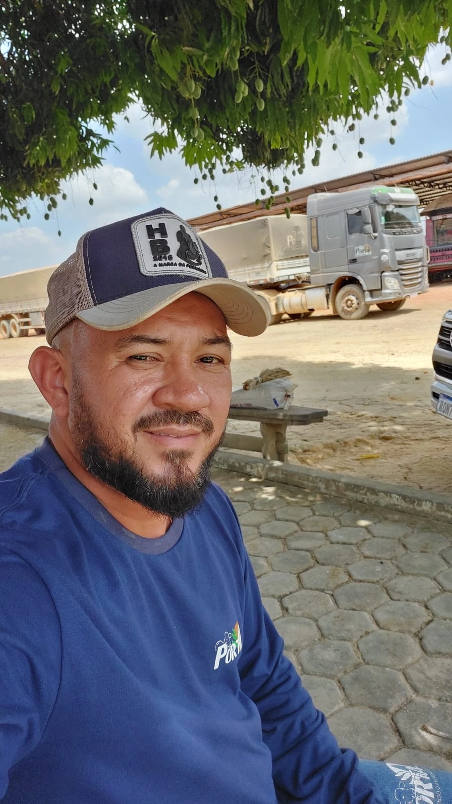 Jardison Roberto Goudinho a dirigia uma carreta carregada de grãos de milho que havia sido tomada de assalto no último sábado (8). (Foto: Divulgação)