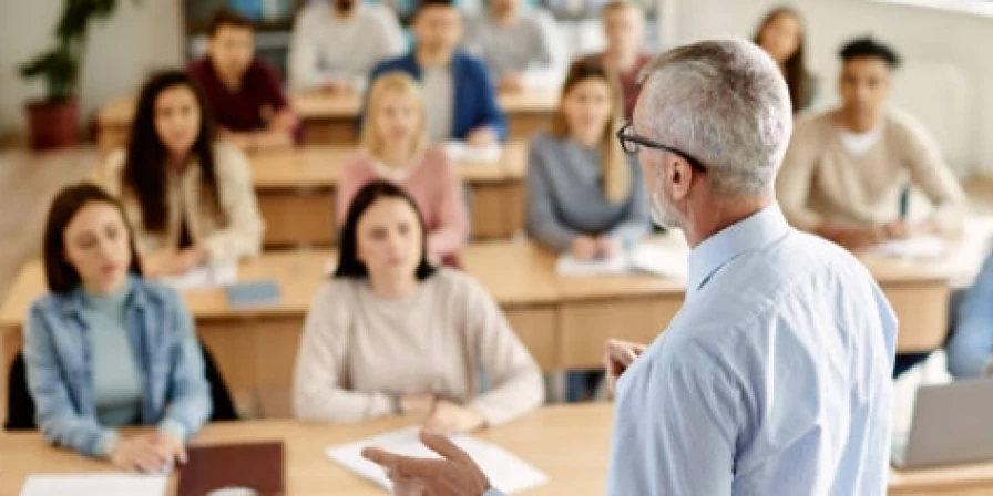 A controvérsia teve início com ação proposta na Justiça estadual por uma professora temporária contra o Estado de Pernambuco