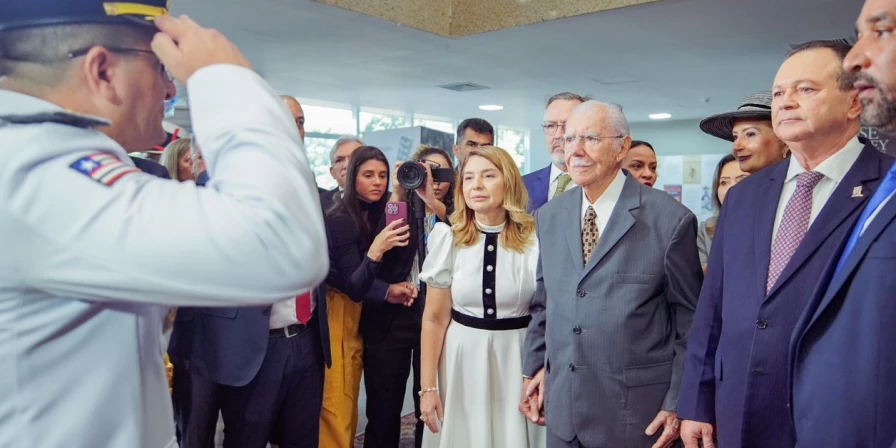 Sarney foi pessoalmente recepcionado por Iracema ao chegar à AL