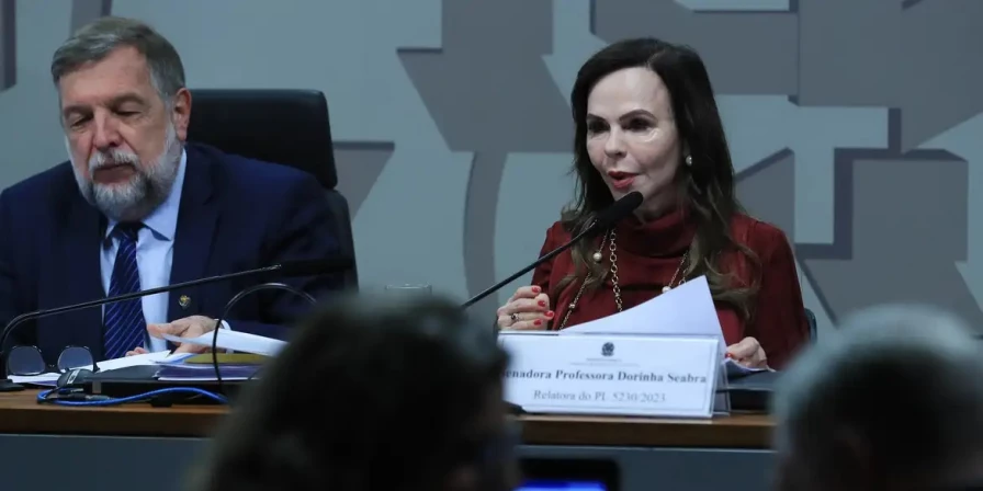 As mudanças incluem a ampliação da carga horária e o fortalecimento da formação geral básica