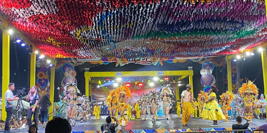 Grupos de bumba meu boi animam o público no Arraial do Ipem.