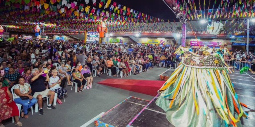 Espaço na frente do tablado recebe idosos, pessoas com deficiência e baixa mobilidade, que podem assistir as atrações com tranquilidade.