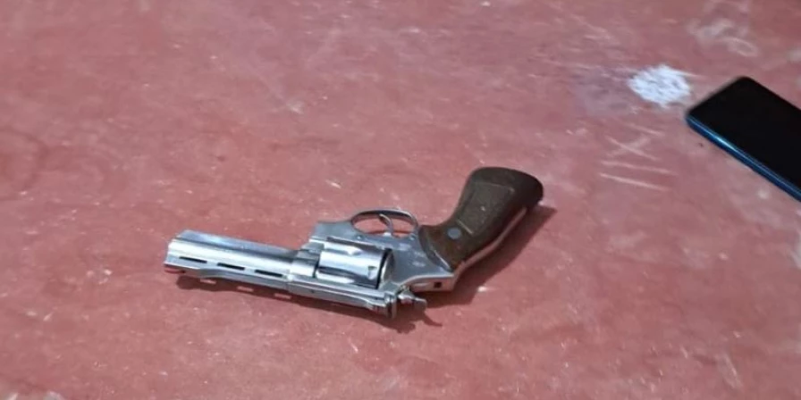 A dupla foi localizada e presa e, com um dos investigados, foi encontrada uma arma de fogo.
